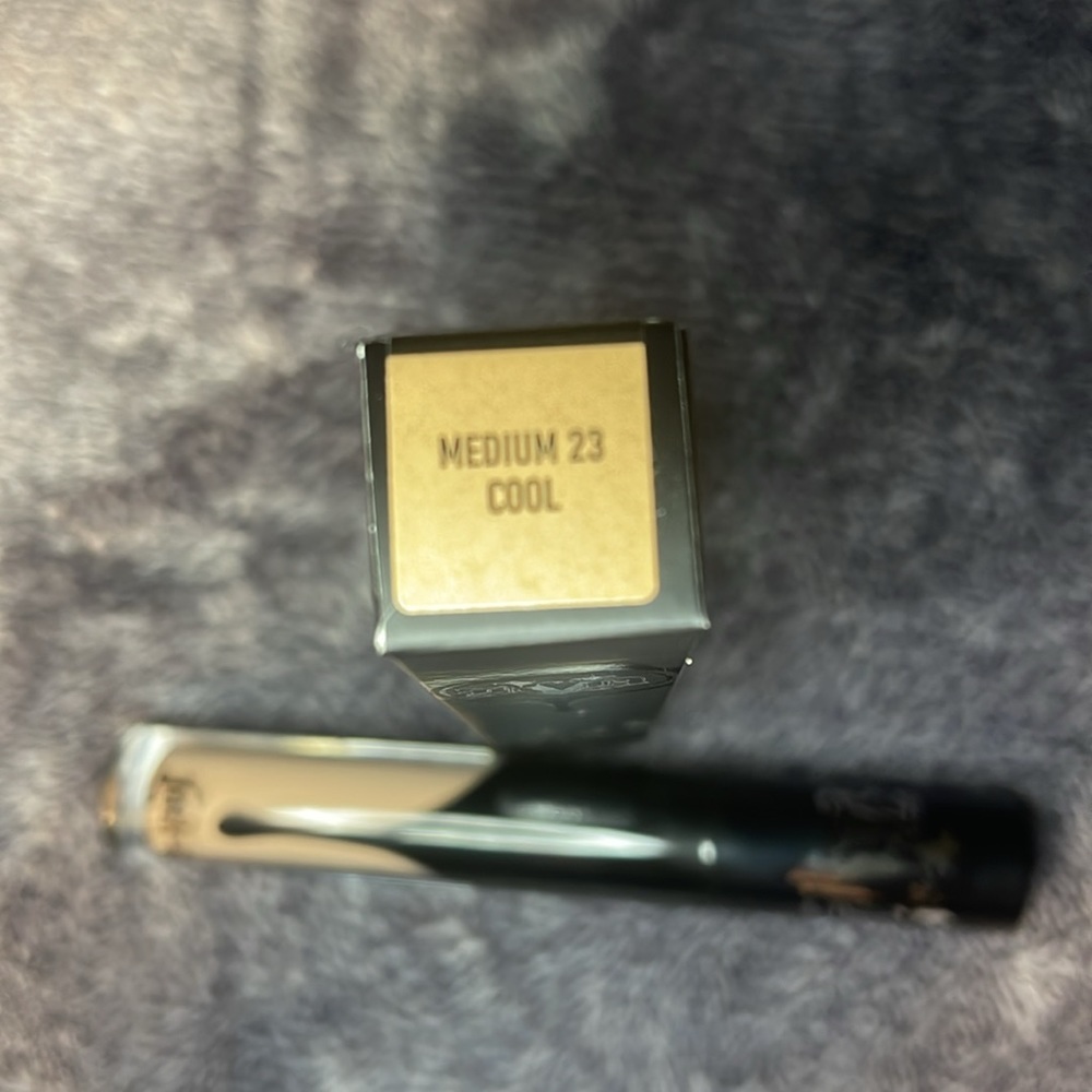 KVD Medium 23 Cool Lock-it Concealer - Picture 3 of 4